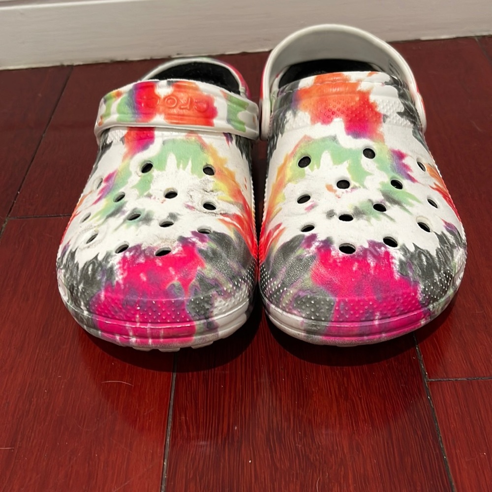 Tie dye crocs size 7 (s/m). Super comfortable!!